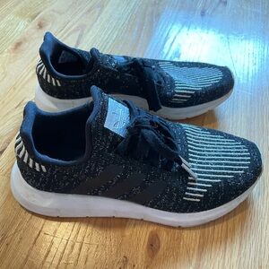 Adidas swift run on primeknit size 7 black with silver lightly worn
